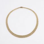 A 9CT GOLD COLLAR NECKLACE.