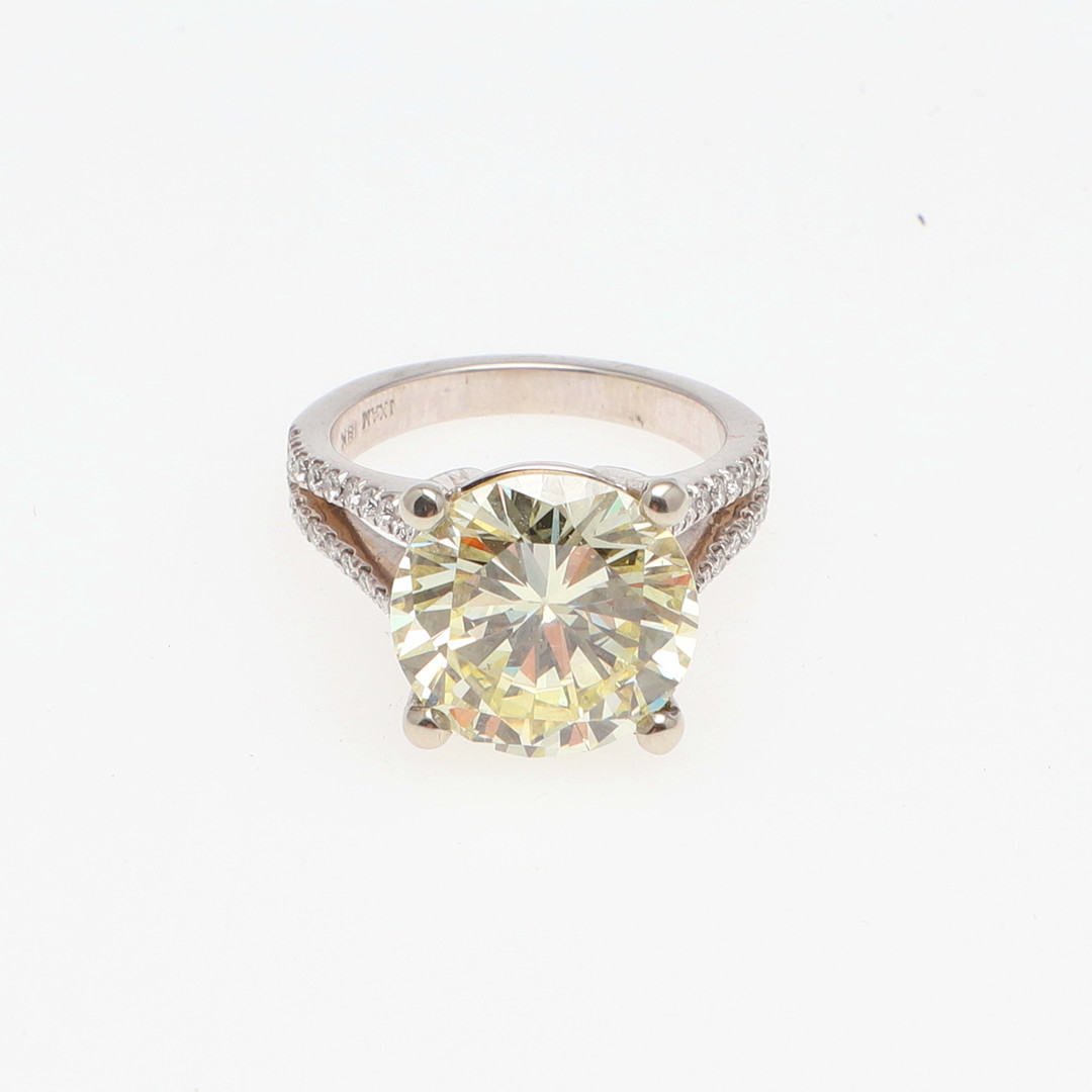 A DIAMOND SOLITAIRE RING. - Image 3 of 9