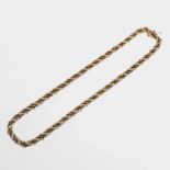 A GOLD ROPE LINK NECKLACE.