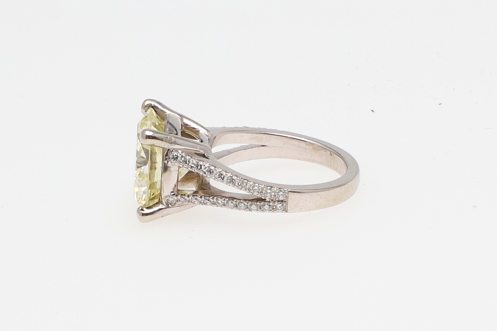 A DIAMOND SOLITAIRE RING. - Image 5 of 9