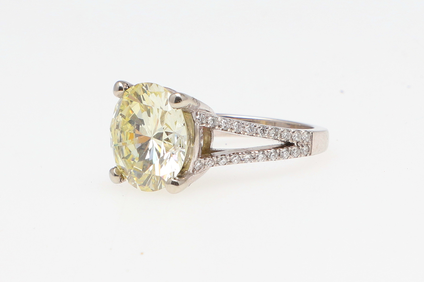 A DIAMOND SOLITAIRE RING. - Image 4 of 9