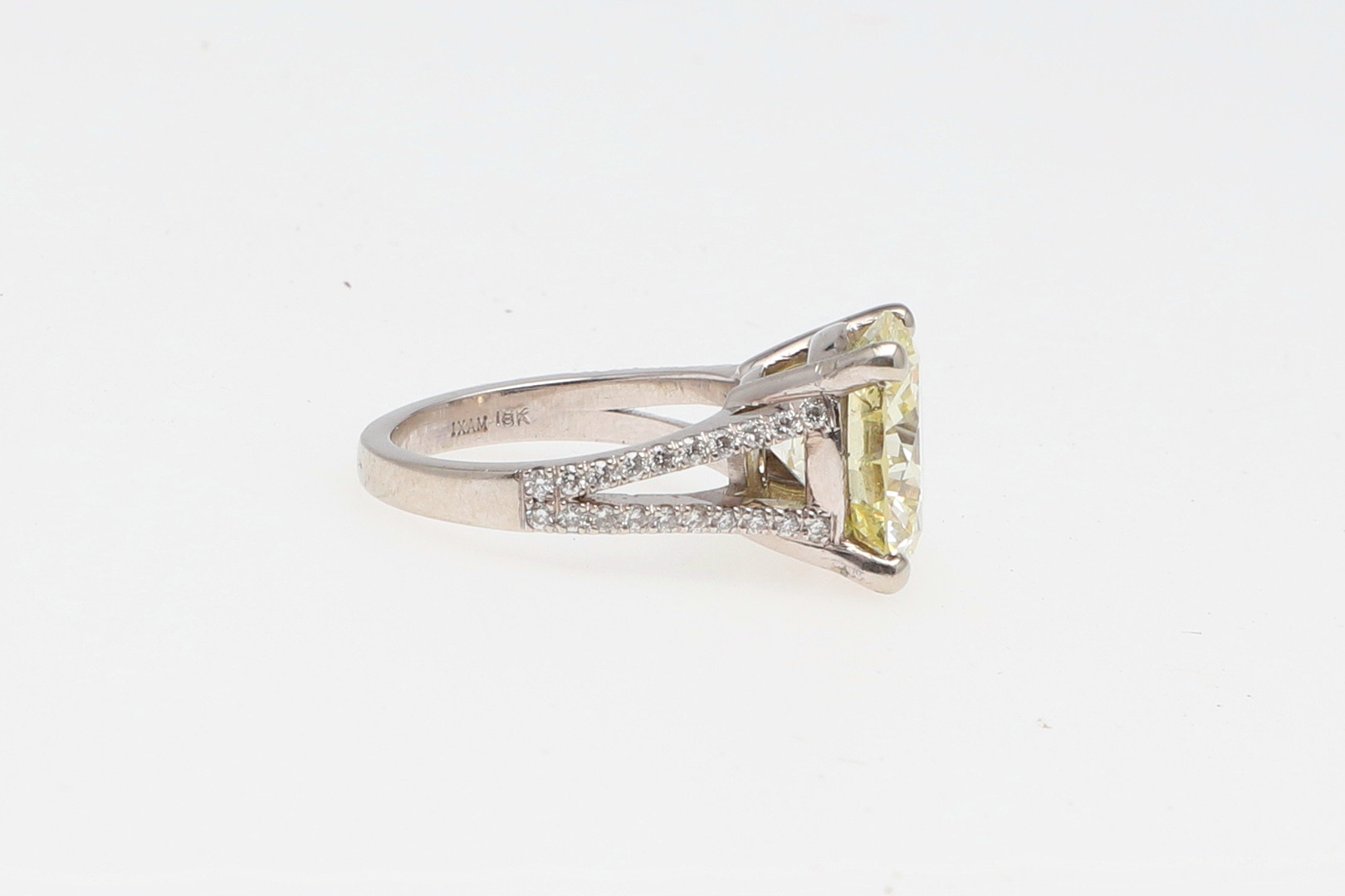 A DIAMOND SOLITAIRE RING. - Image 7 of 9