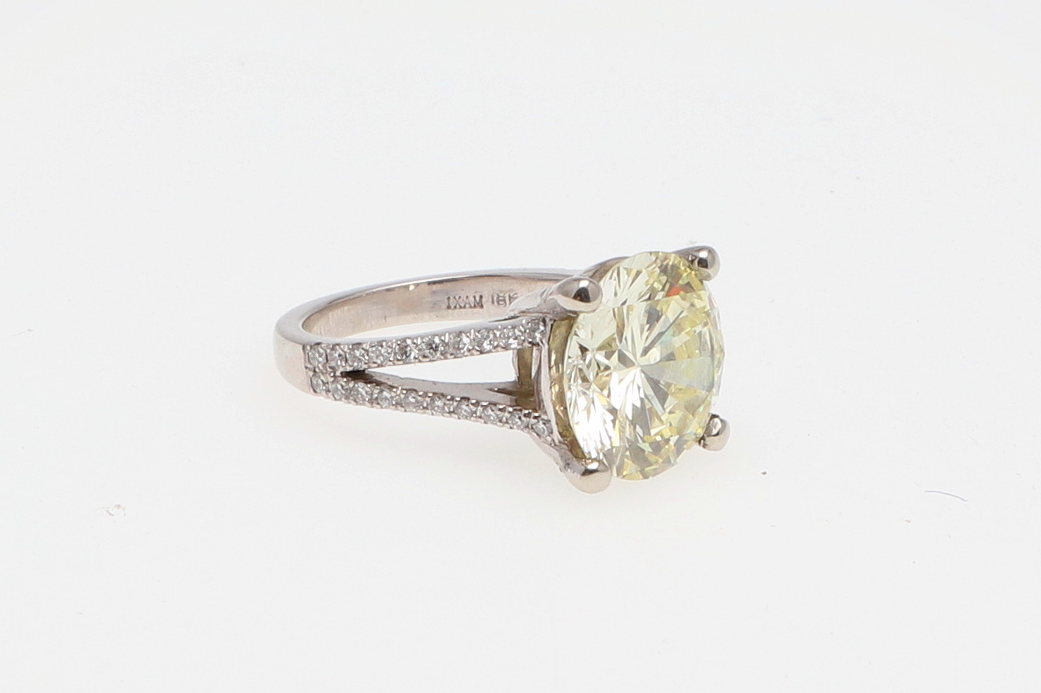 A DIAMOND SOLITAIRE RING. - Image 9 of 9