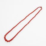 A SINGLE ROW GRADUATED CORAL BEAD NECKLACE.