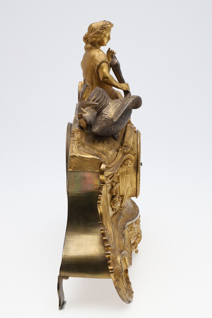 A FRENCH GILT METAL FIGURAL MANTEL CLOCK. - Image 7 of 14