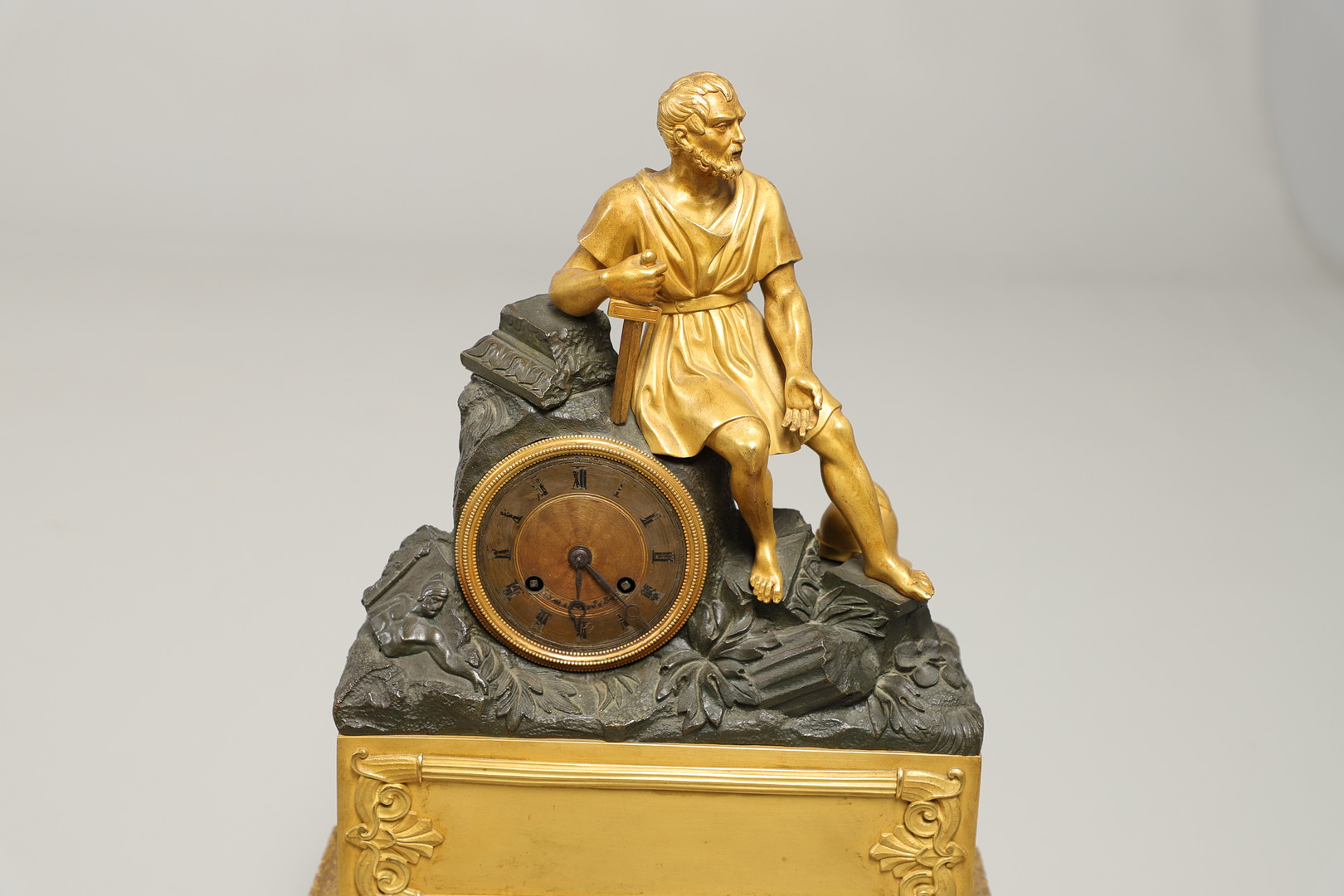 A FRENCH BRONZE AND GILT METAL MANTEL CLOCK. - Image 3 of 9
