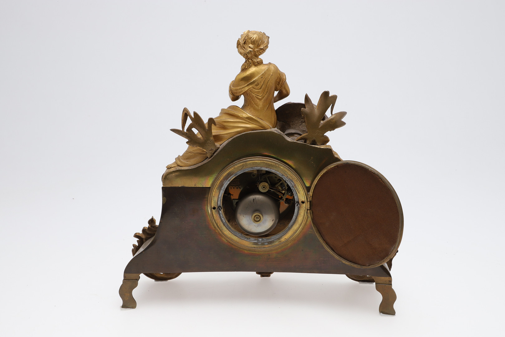 A FRENCH GILT METAL FIGURAL MANTEL CLOCK. - Image 9 of 14