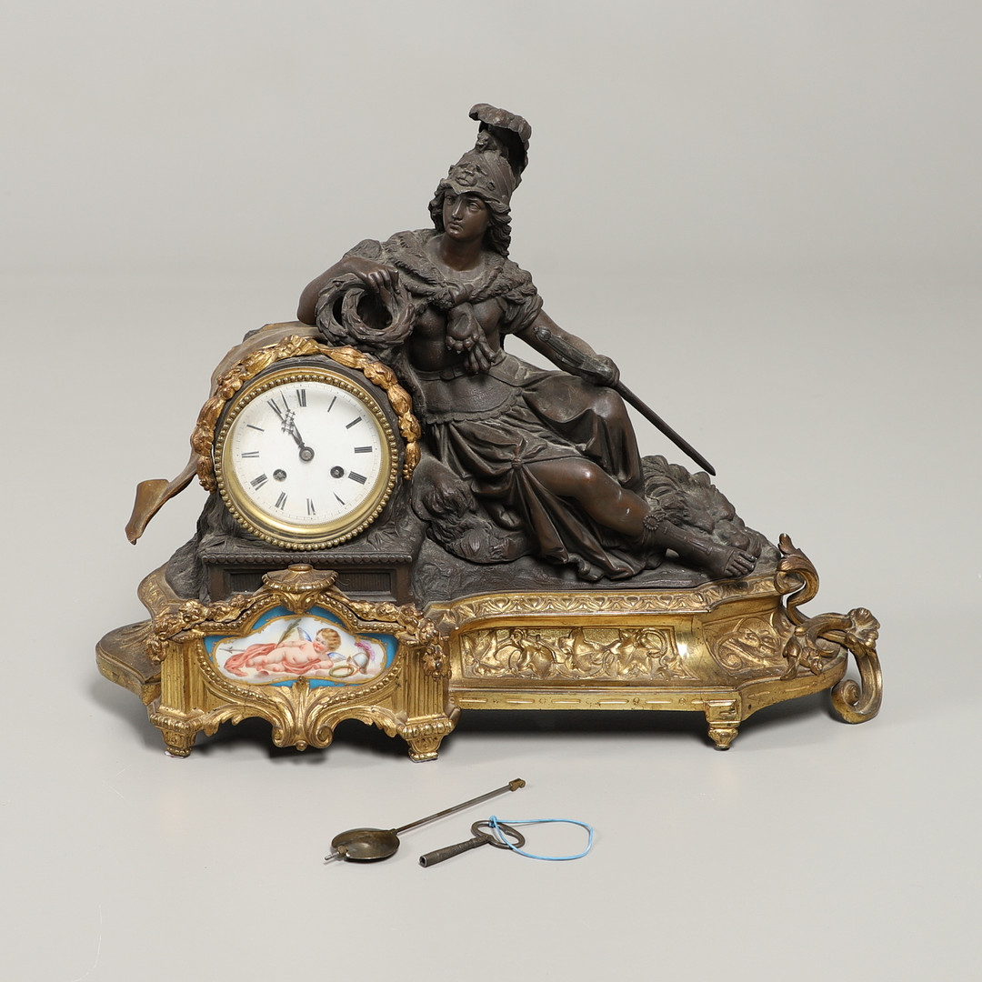 A 19TH CENTURY FRENCH BRONZE AND ORMOLU MANTEL CLOCK. - Image 3 of 9