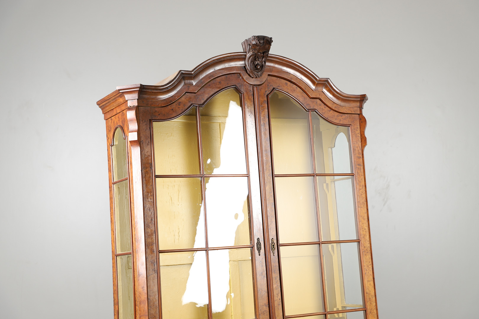 A WILLIAM & MARY STYLE BURR WALNUT DISPLAY CABINET. - Image 3 of 6