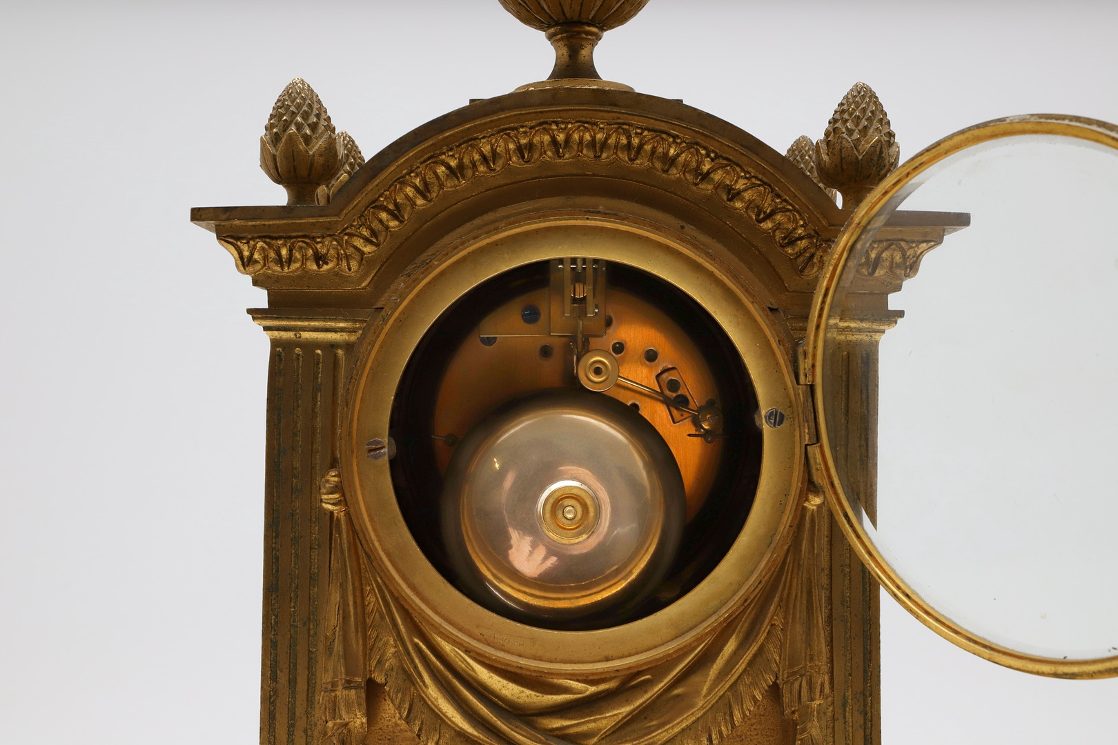 A FRENCH GILT METAL AND PORCELAIN MANTEL CLOCK. - Image 8 of 10