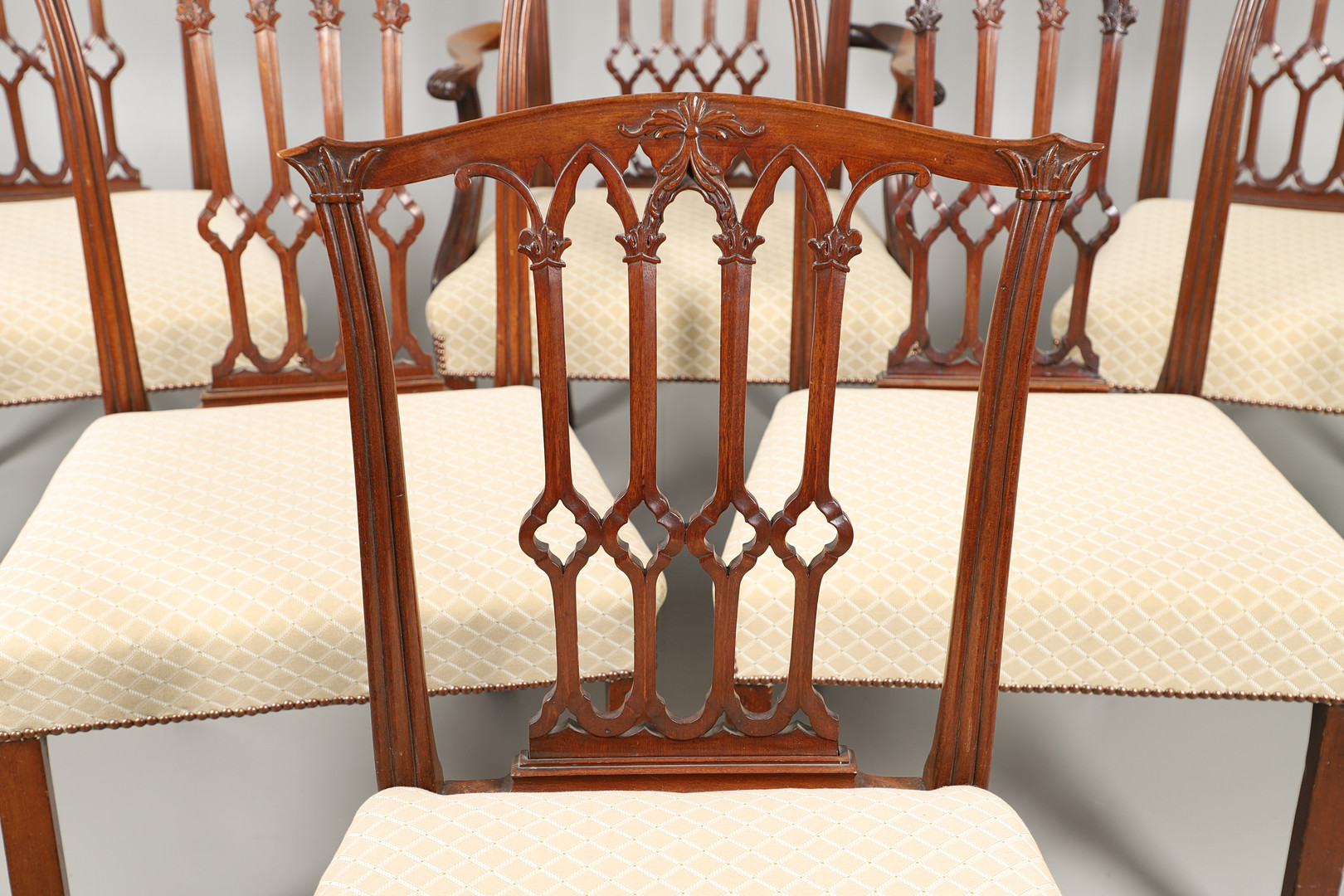 A SET OF SIX GEORGE III MAHOGANY DINING CHAIRS. - Image 4 of 11