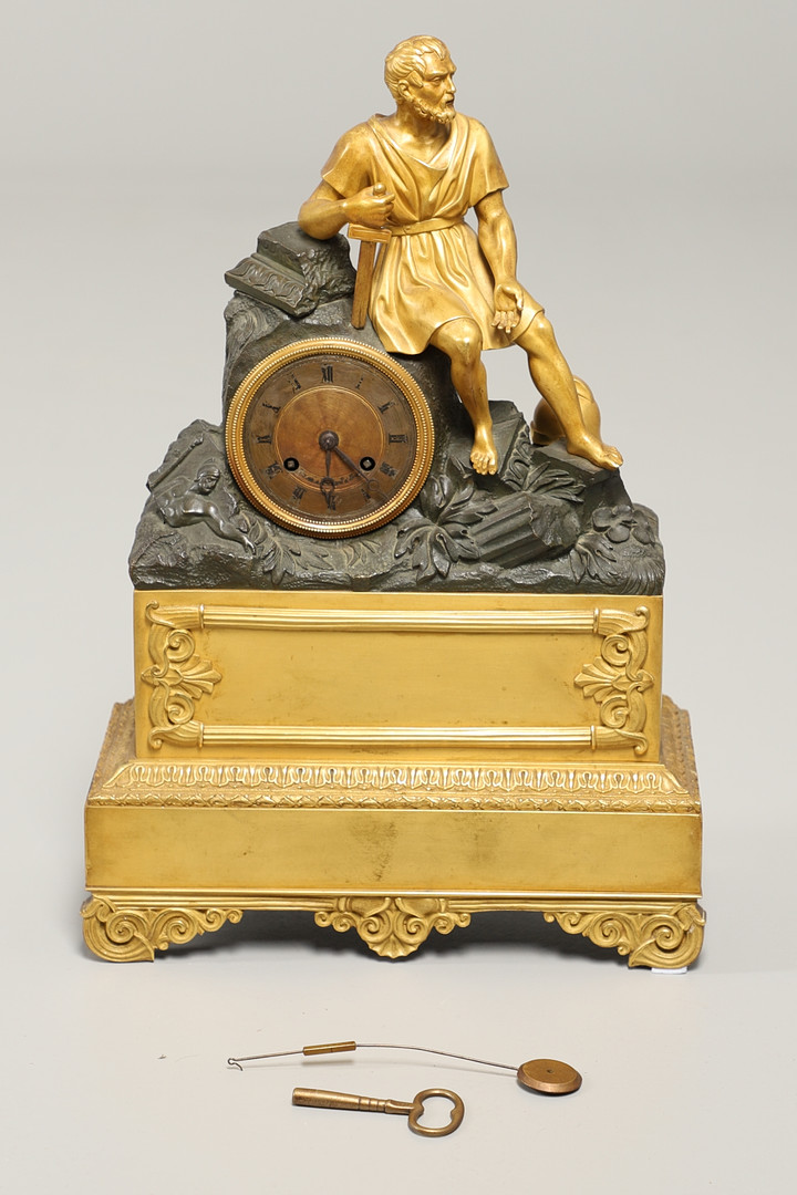 A FRENCH BRONZE AND GILT METAL MANTEL CLOCK. - Image 9 of 9