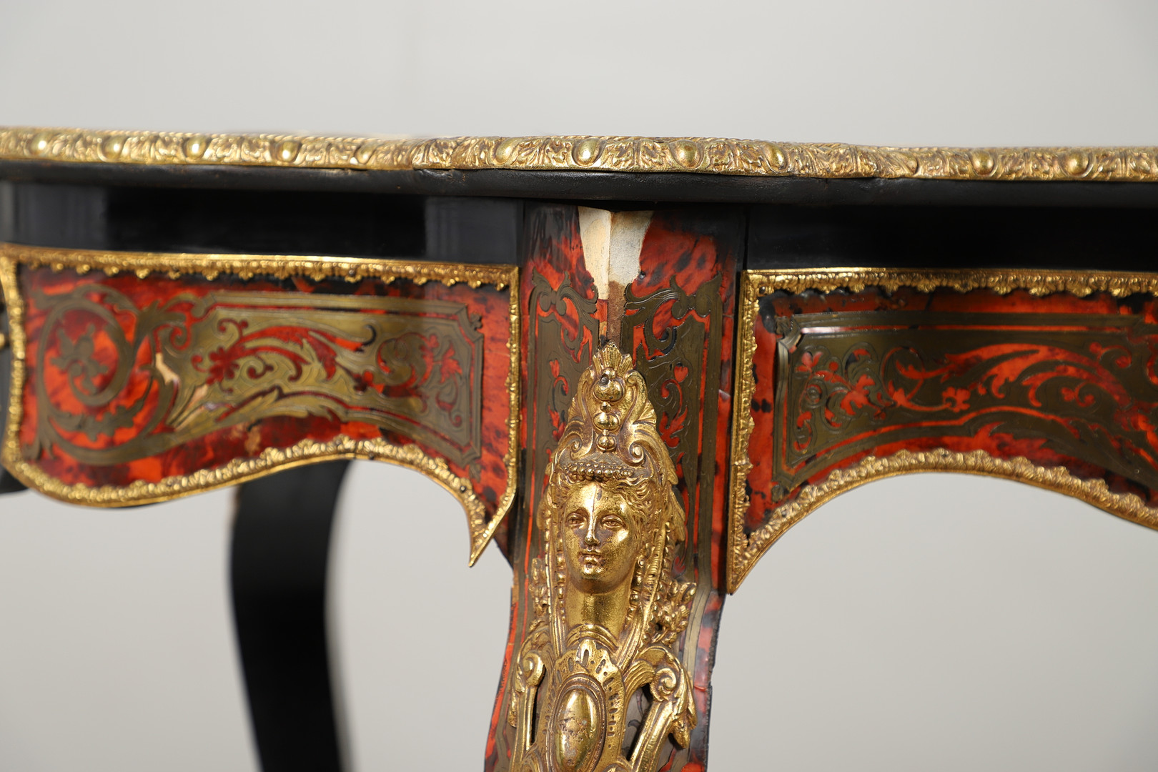 A 19TH CENTURY FRENCH BOULLE CENTRE TABLE. - Image 11 of 12