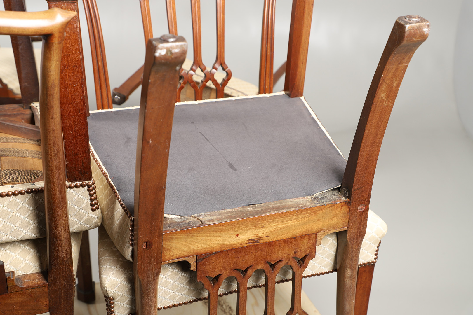 A SET OF SIX GEORGE III MAHOGANY DINING CHAIRS. - Image 11 of 11