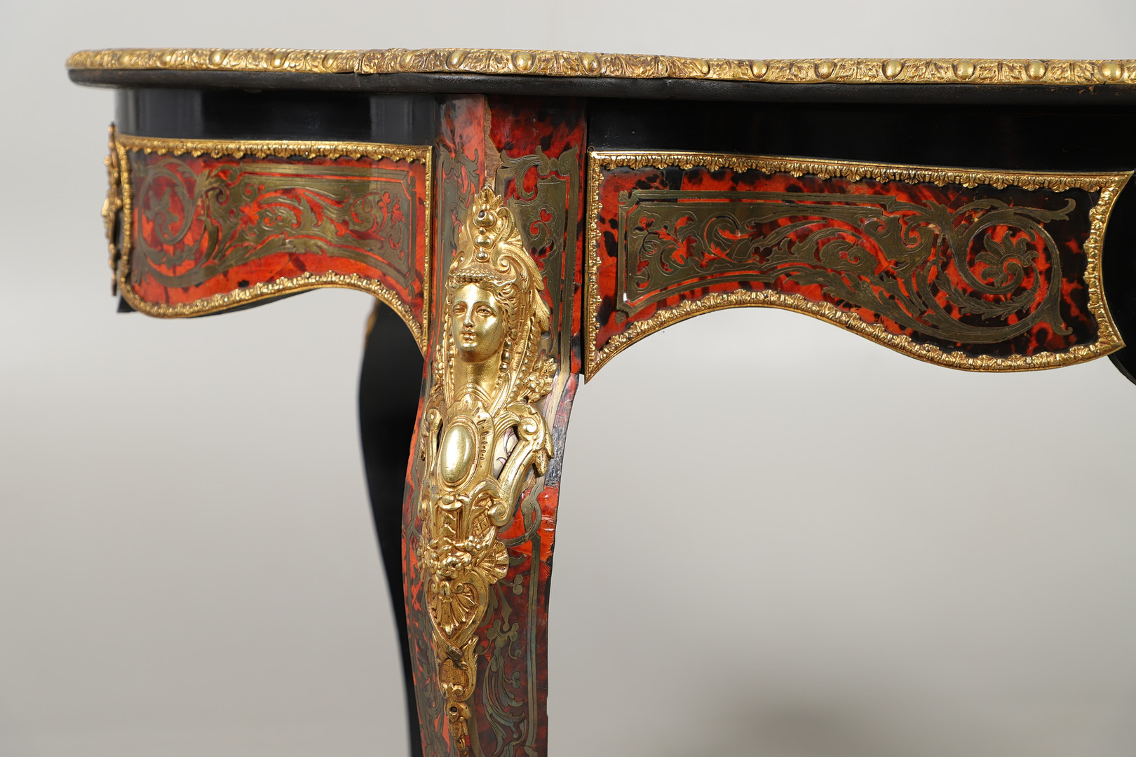 A 19TH CENTURY FRENCH BOULLE CENTRE TABLE. - Image 5 of 12