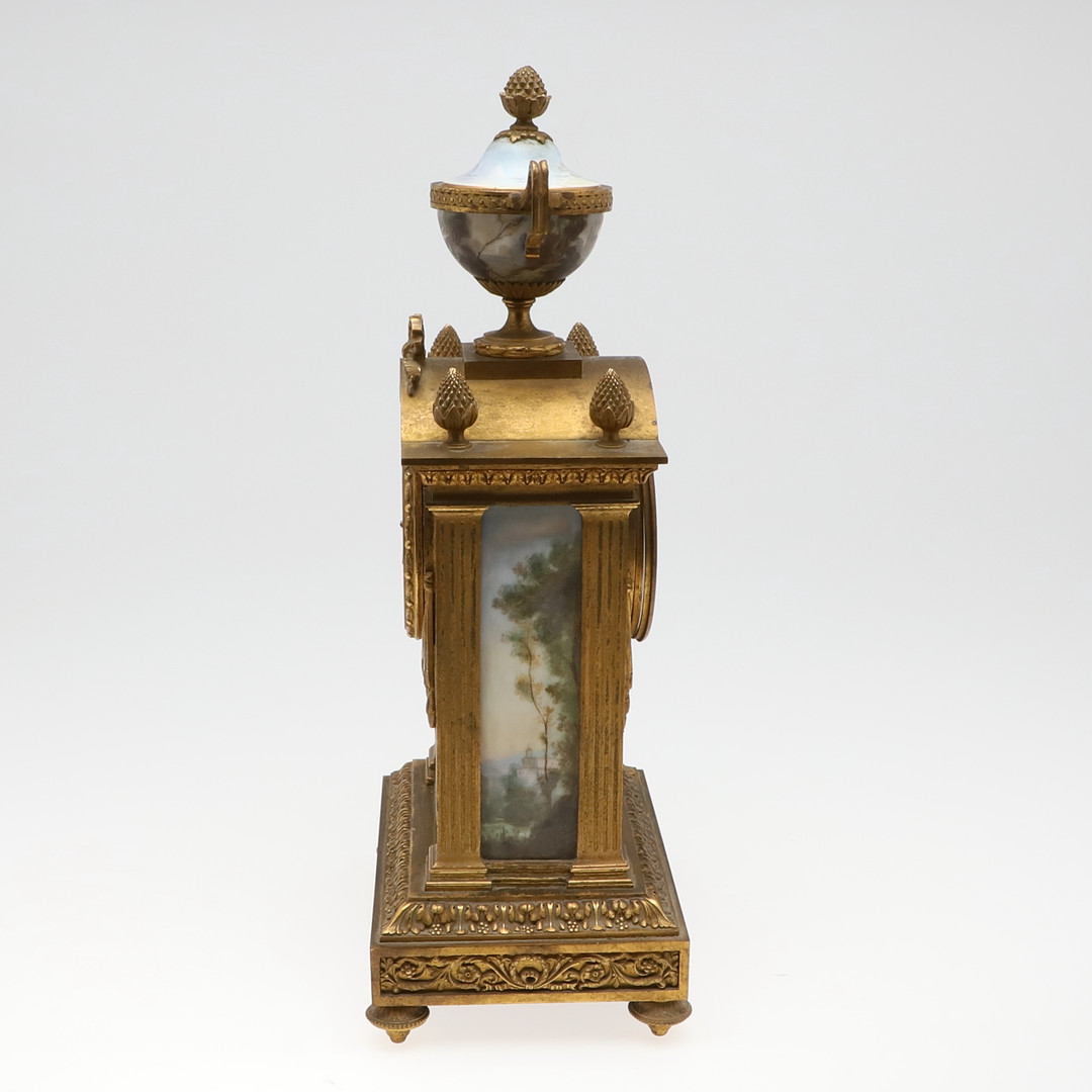 A FRENCH GILT METAL AND PORCELAIN MANTEL CLOCK. - Image 6 of 10