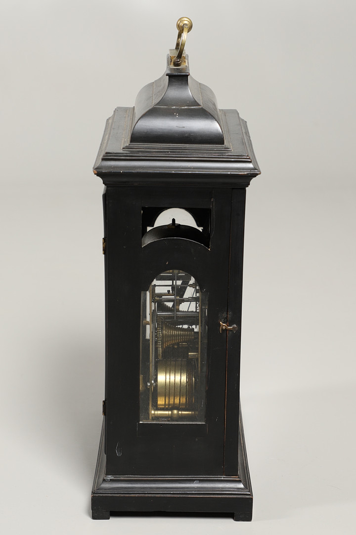 AN EARLY-MID 18TH CENTURY EBONISED BRACKET CLOCK. - Image 6 of 10