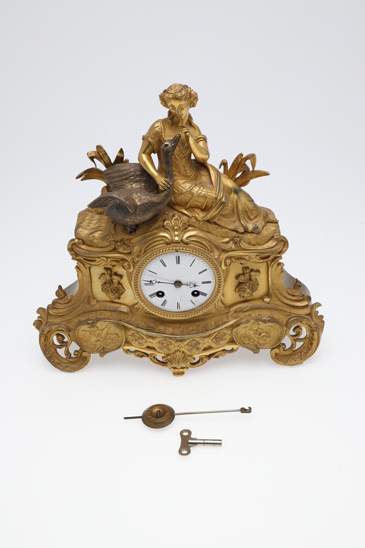 A FRENCH GILT METAL FIGURAL MANTEL CLOCK. - Image 14 of 14