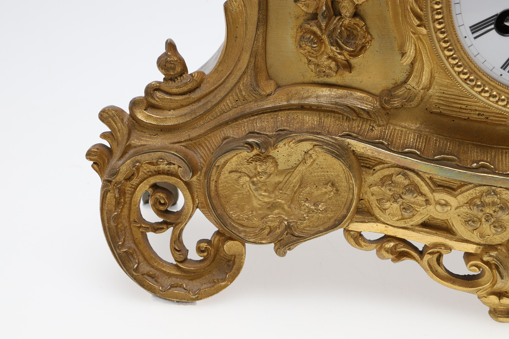 A FRENCH GILT METAL FIGURAL MANTEL CLOCK. - Image 5 of 14