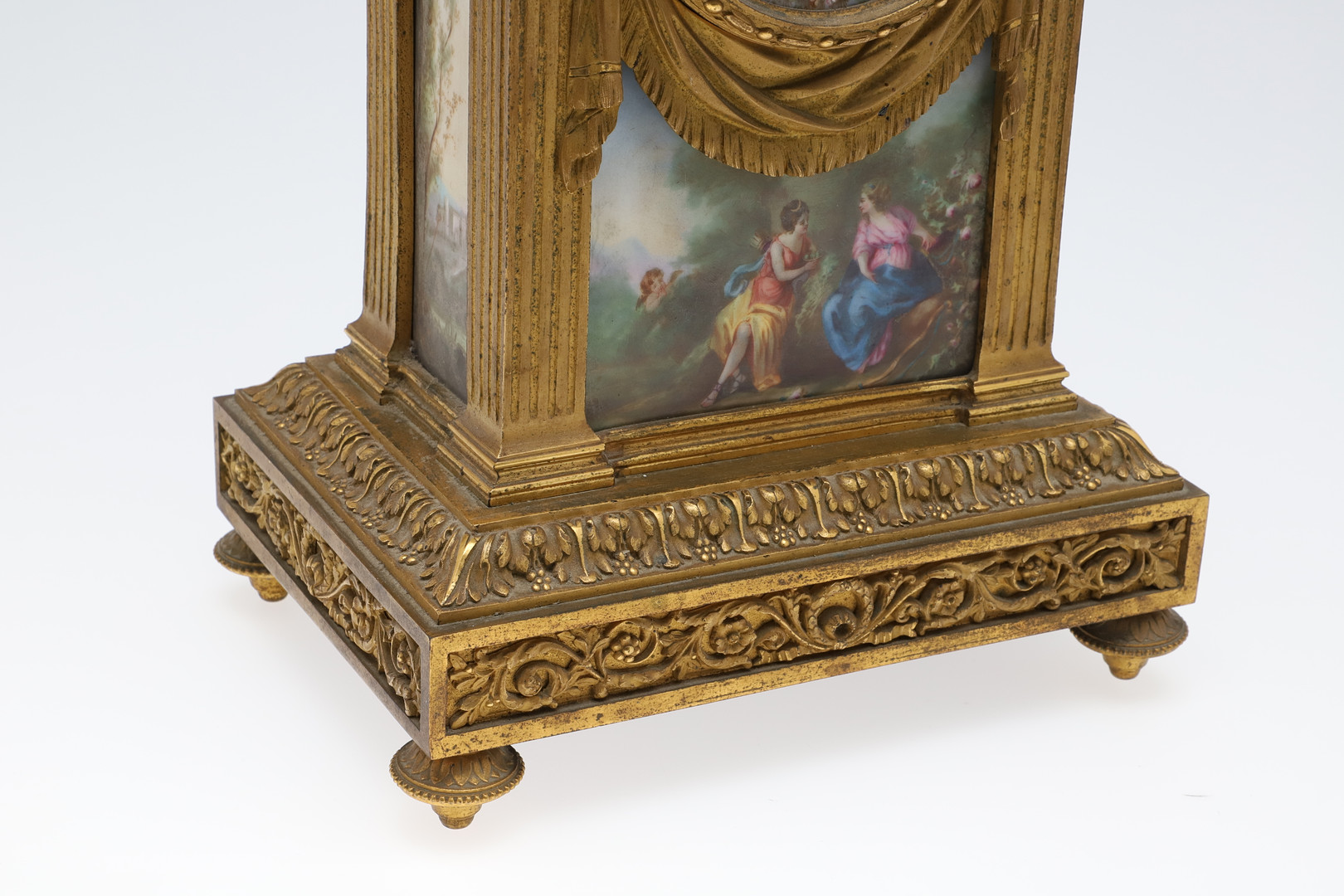 A FRENCH GILT METAL AND PORCELAIN MANTEL CLOCK. - Image 5 of 10