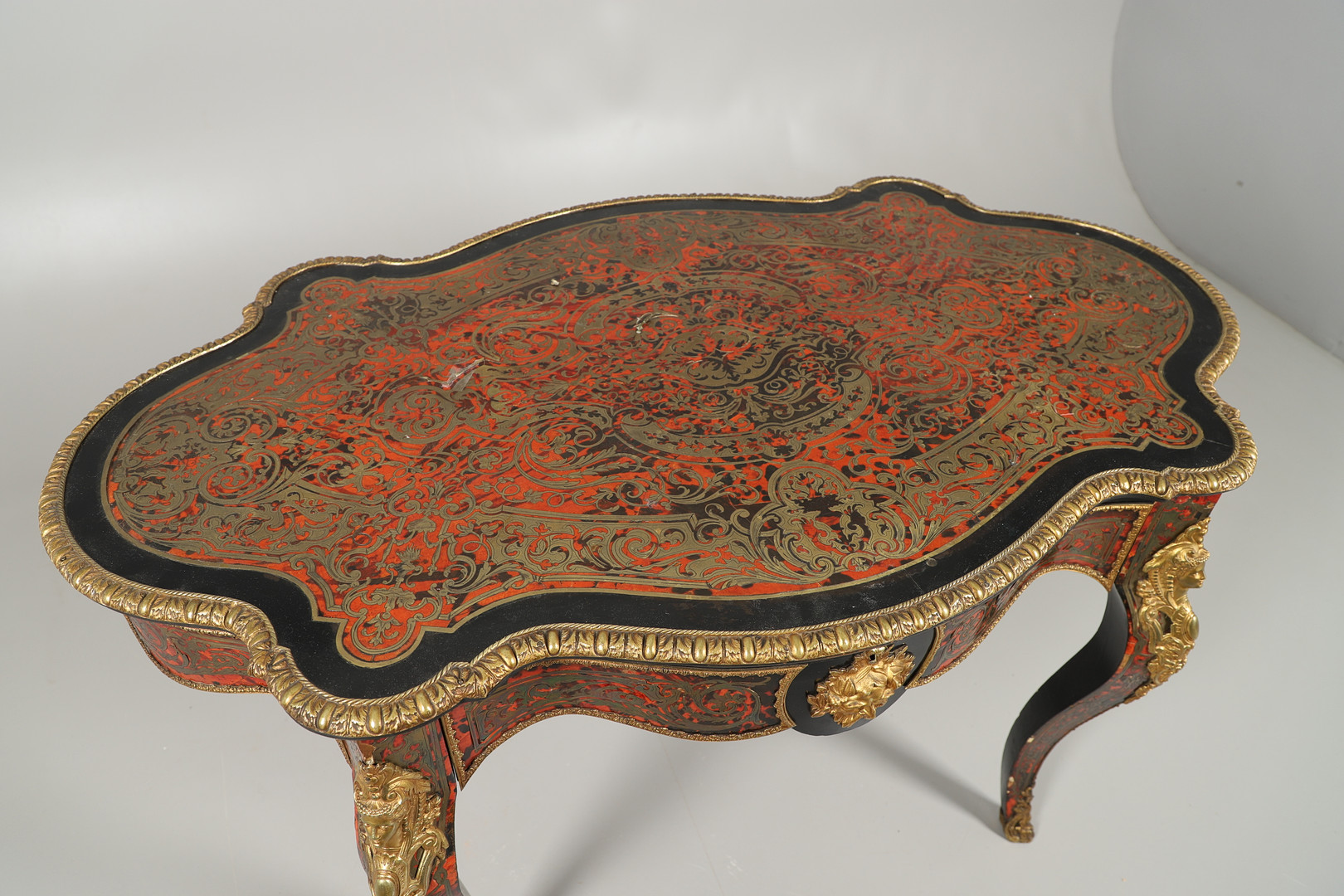 A 19TH CENTURY FRENCH BOULLE CENTRE TABLE. - Image 7 of 12