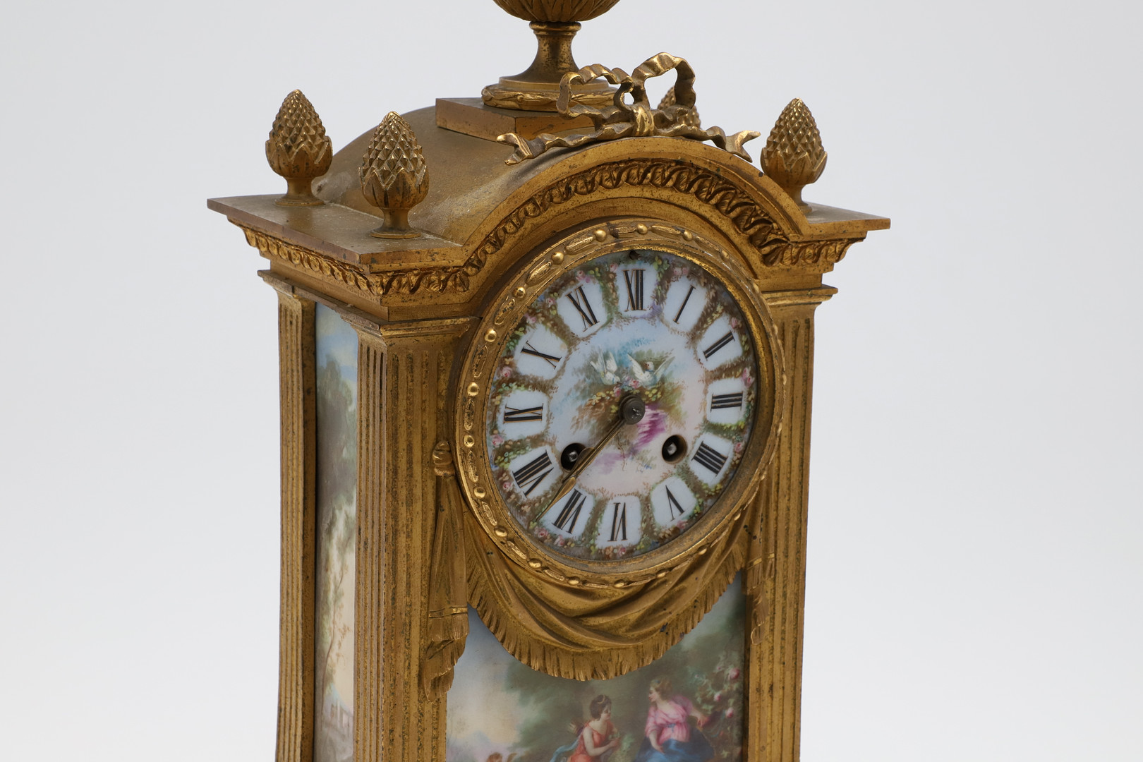 A FRENCH GILT METAL AND PORCELAIN MANTEL CLOCK. - Image 4 of 10