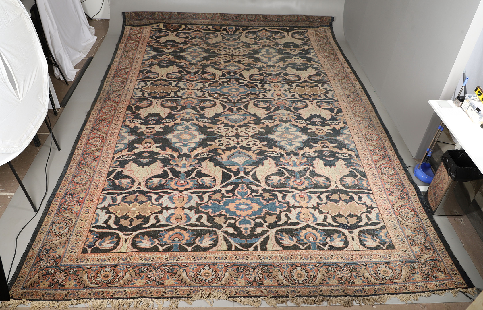 A SULTANABAD CARPET, WEST IRAN, CIRCA 1930. - Image 3 of 9