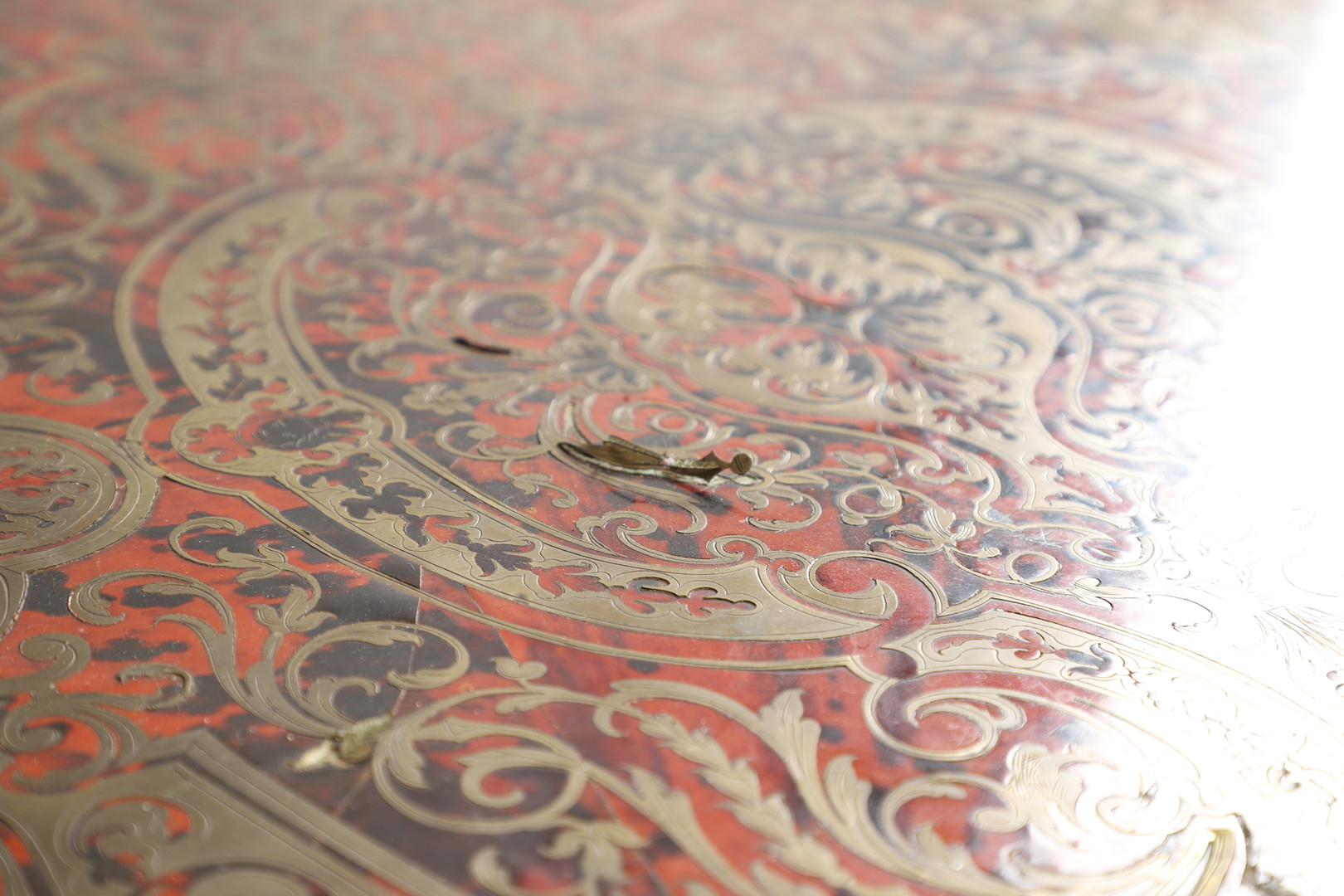 A 19TH CENTURY FRENCH BOULLE CENTRE TABLE. - Image 8 of 12