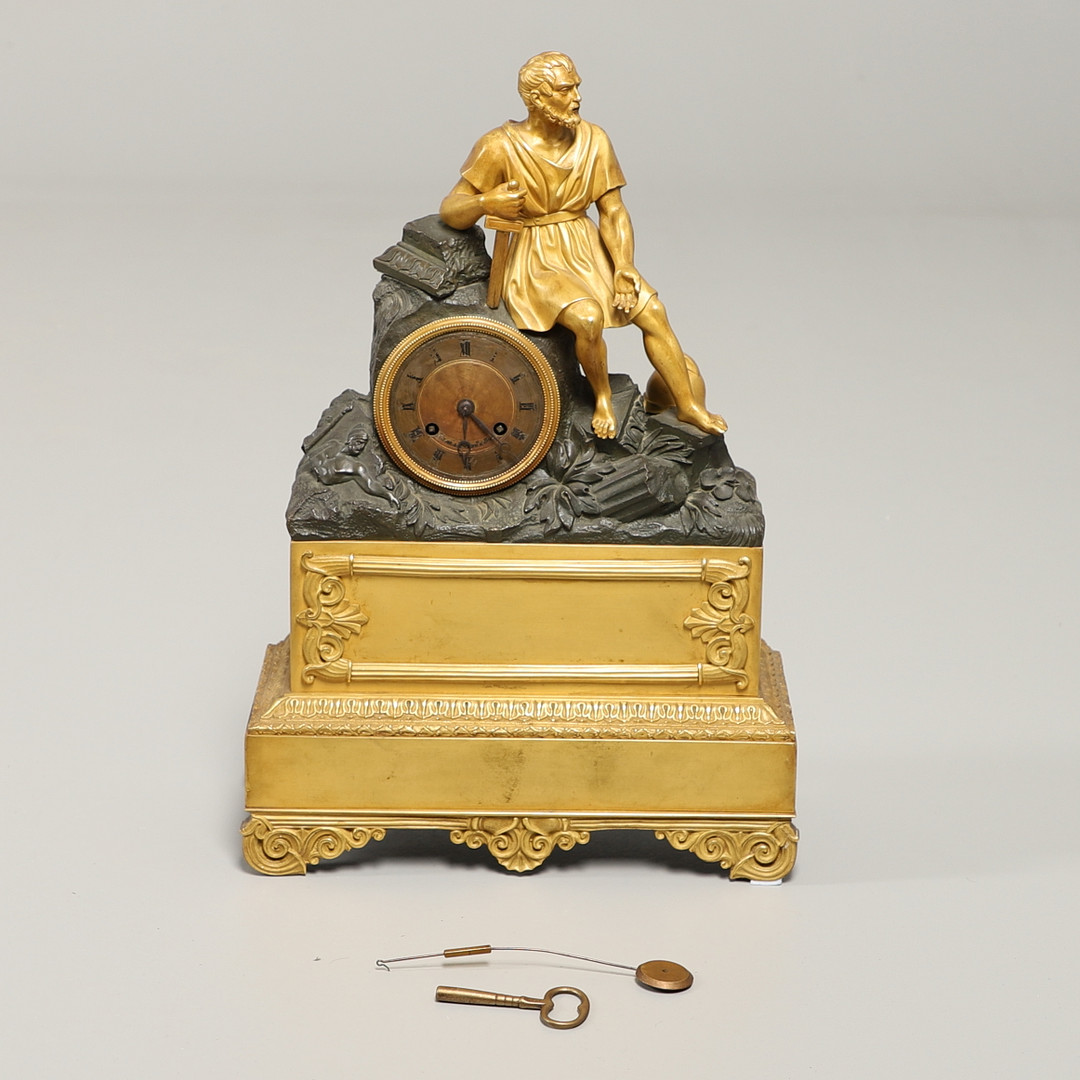 A FRENCH BRONZE AND GILT METAL MANTEL CLOCK. - Image 2 of 9