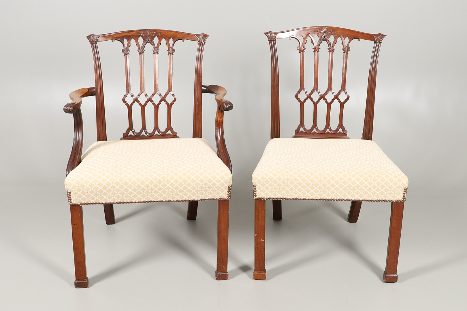 A SET OF SIX GEORGE III MAHOGANY DINING CHAIRS. - Image 6 of 11