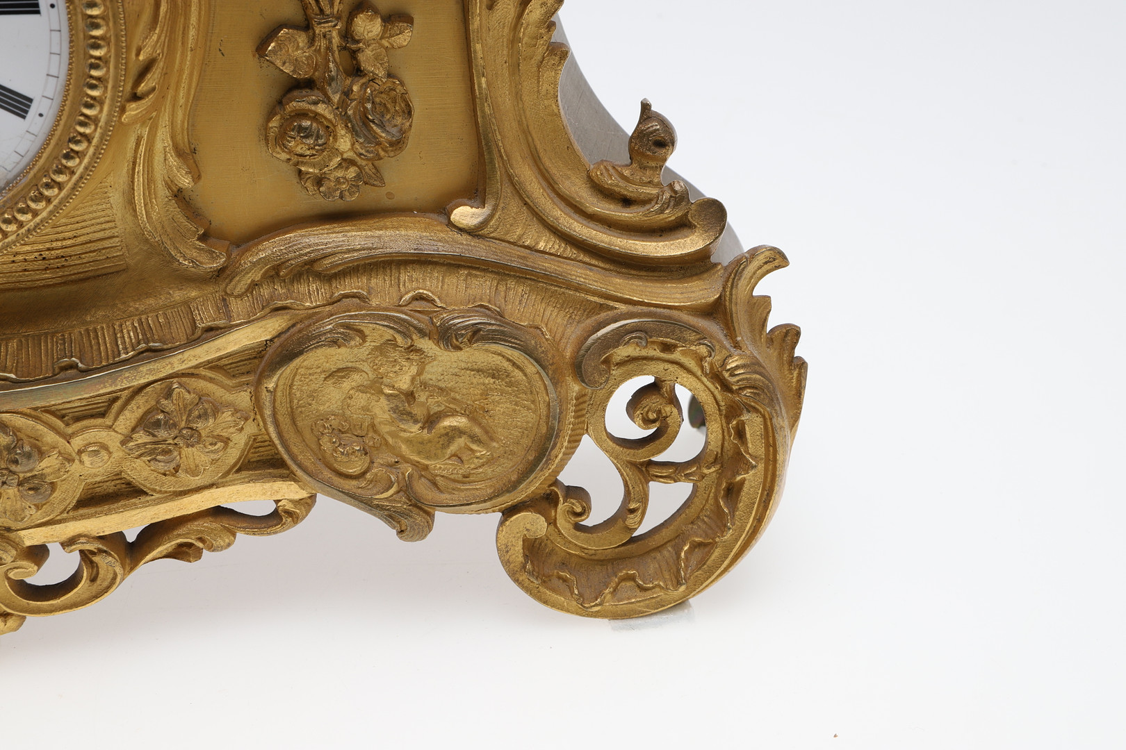 A FRENCH GILT METAL FIGURAL MANTEL CLOCK. - Image 6 of 14