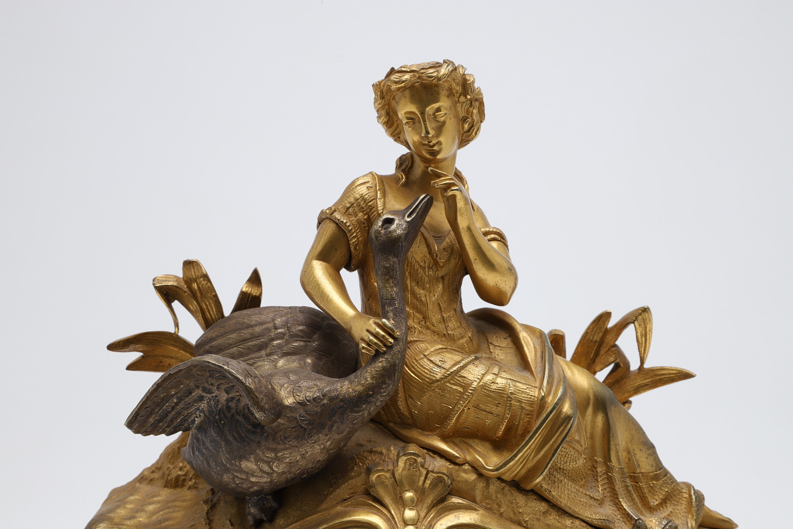 A FRENCH GILT METAL FIGURAL MANTEL CLOCK. - Image 4 of 14