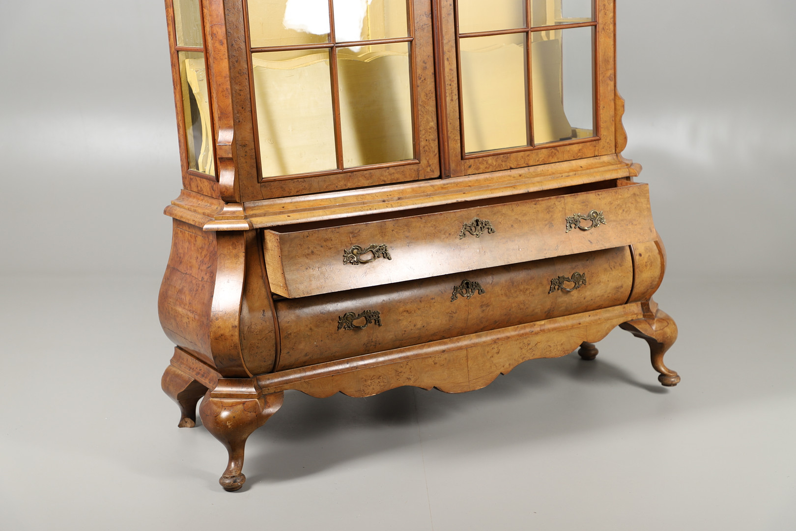 A WILLIAM & MARY STYLE BURR WALNUT DISPLAY CABINET. - Image 4 of 6