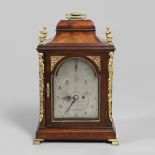 AN 18TH CENTURY WALNUT BRACKET CLOCK.