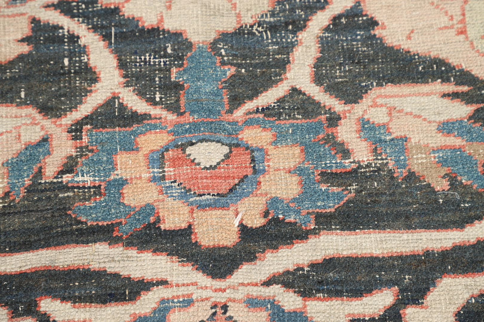 A SULTANABAD CARPET, WEST IRAN, CIRCA 1930. - Image 8 of 9