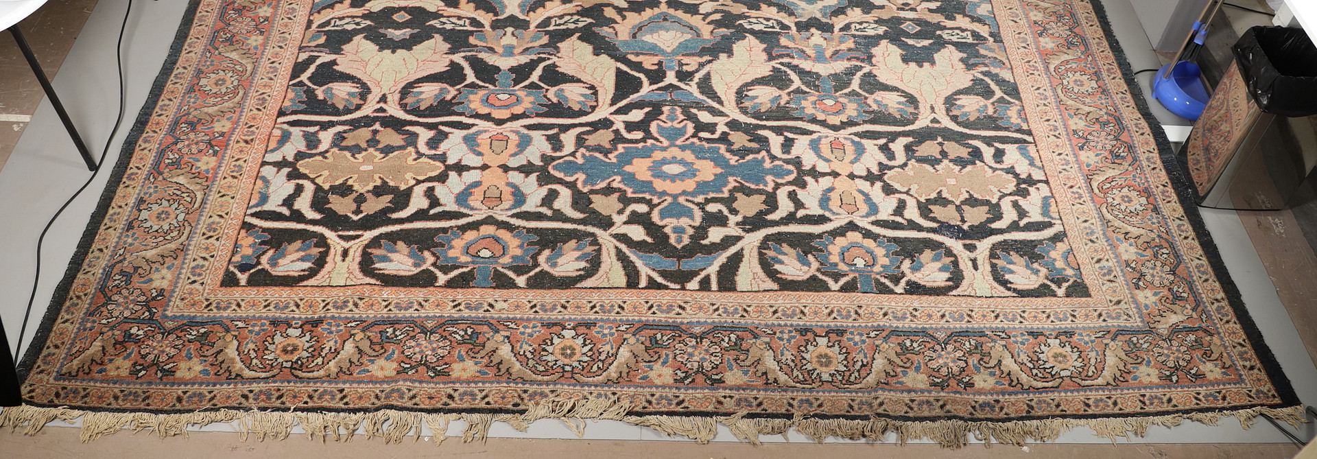 A SULTANABAD CARPET, WEST IRAN, CIRCA 1930. - Image 5 of 9