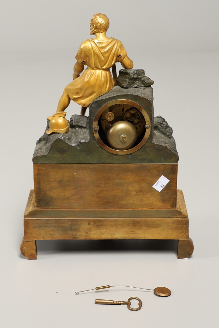 A FRENCH BRONZE AND GILT METAL MANTEL CLOCK. - Image 7 of 9