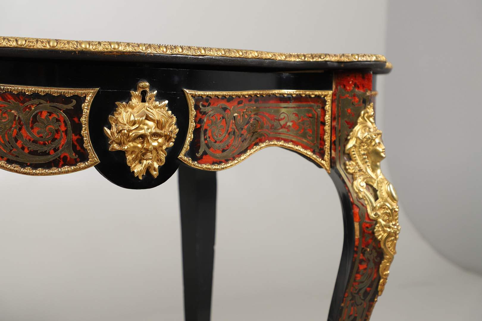A 19TH CENTURY FRENCH BOULLE CENTRE TABLE. - Image 6 of 12
