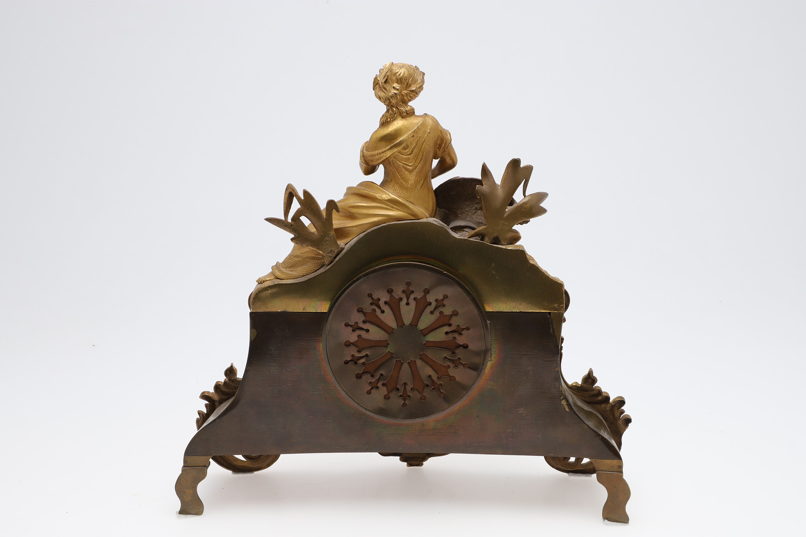 A FRENCH GILT METAL FIGURAL MANTEL CLOCK. - Image 8 of 14