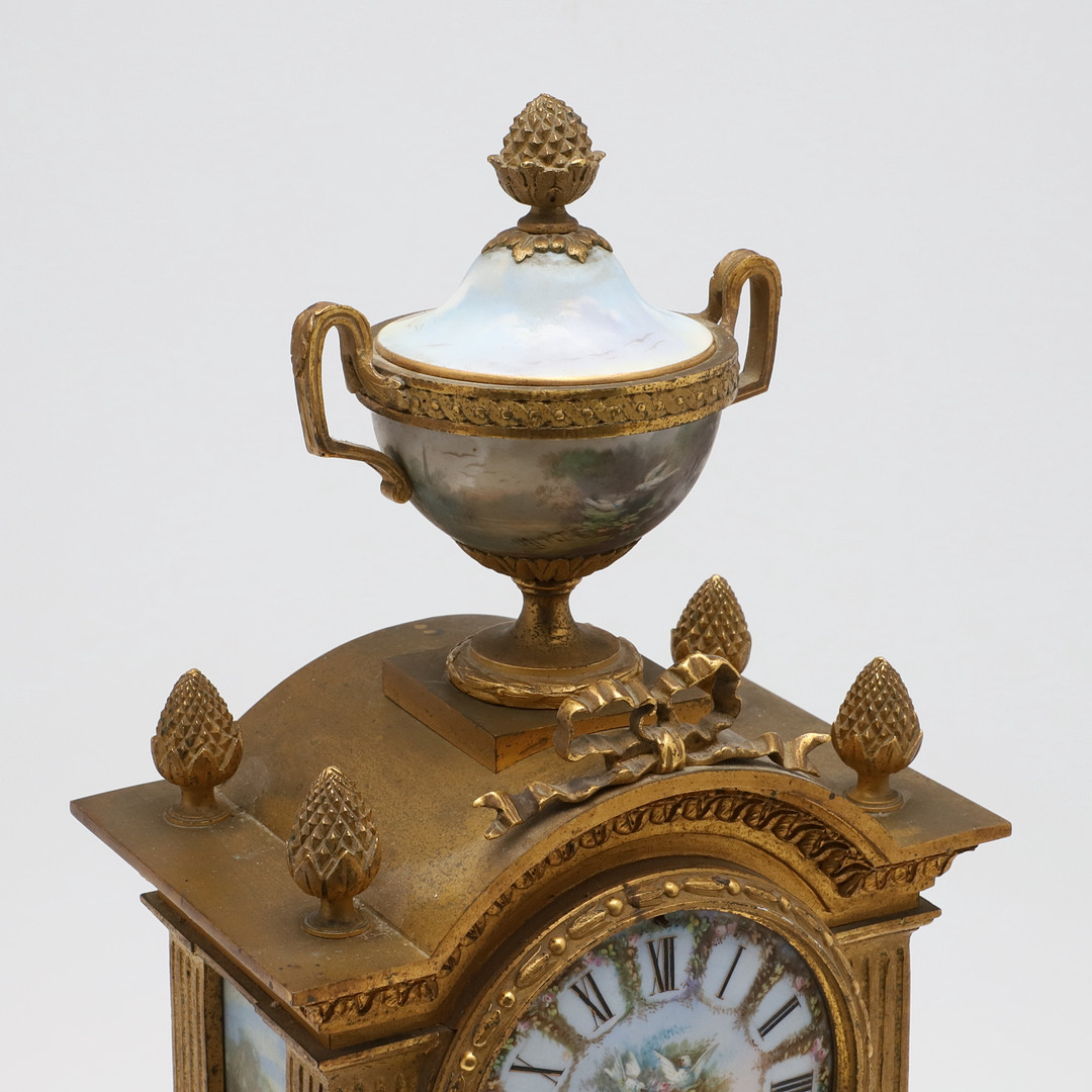 A FRENCH GILT METAL AND PORCELAIN MANTEL CLOCK. - Image 3 of 10