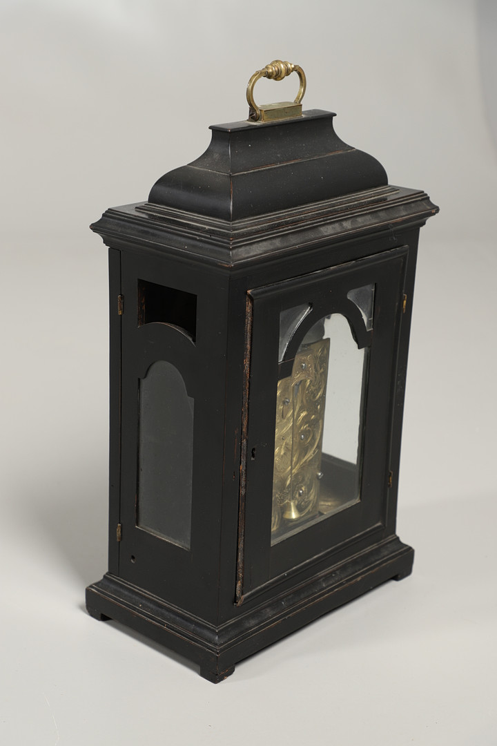 AN EARLY-MID 18TH CENTURY EBONISED BRACKET CLOCK. - Image 7 of 10