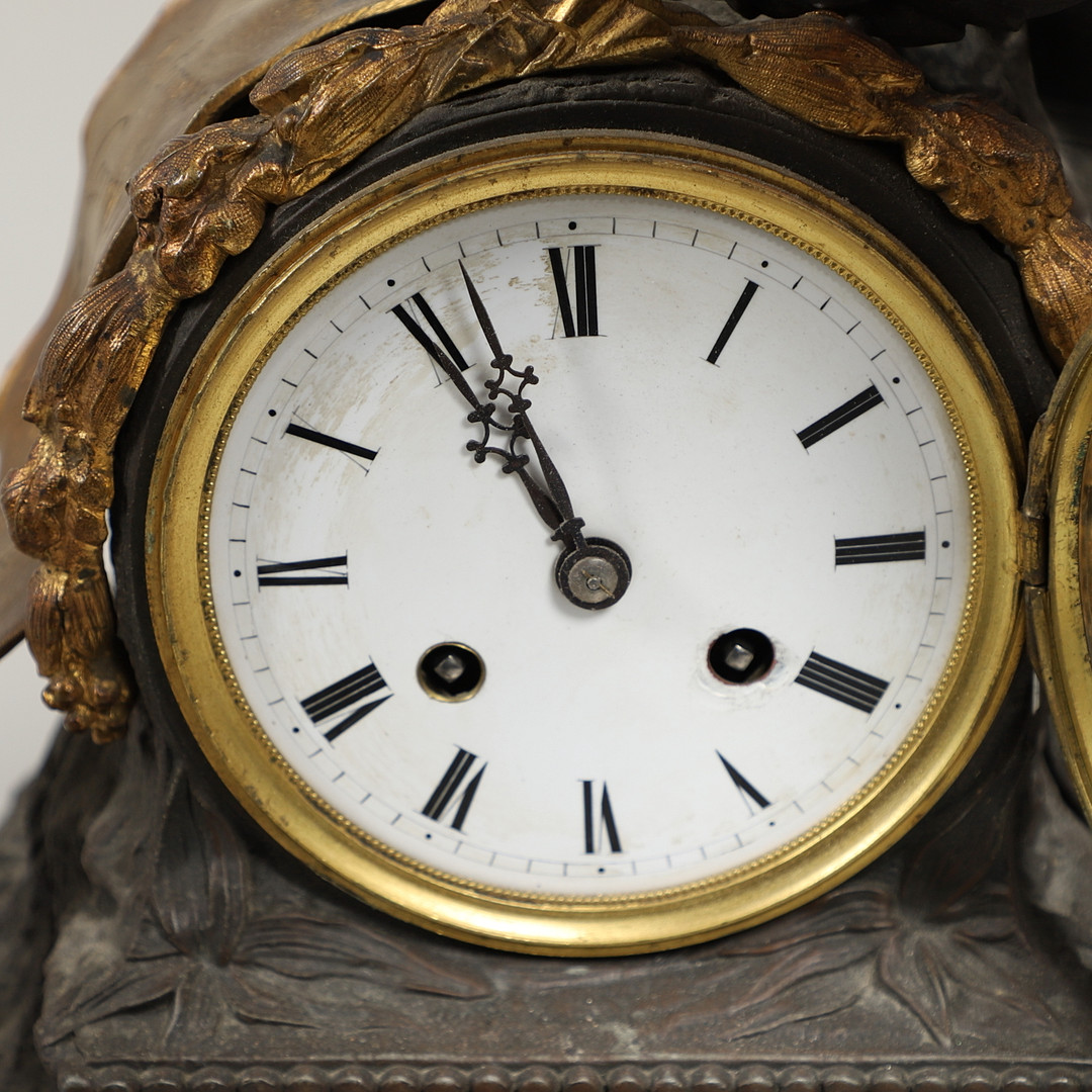 A 19TH CENTURY FRENCH BRONZE AND ORMOLU MANTEL CLOCK. - Image 4 of 9