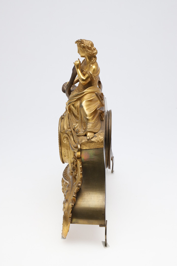 A FRENCH GILT METAL FIGURAL MANTEL CLOCK. - Image 12 of 14