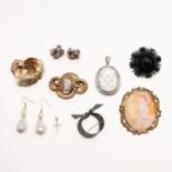 TWO VICTORIAN SHELL CAMEO BROOCHES AND OTHER ITEMS.