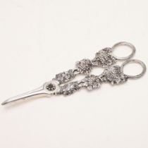 A PAIR OF GEORGE IV GRAPE SHEARS.