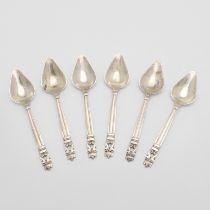 A SET OF SIX 20TH CENTURY DANISH GRAPEFRUIT SPOONS, BY GEORG JENSEN.