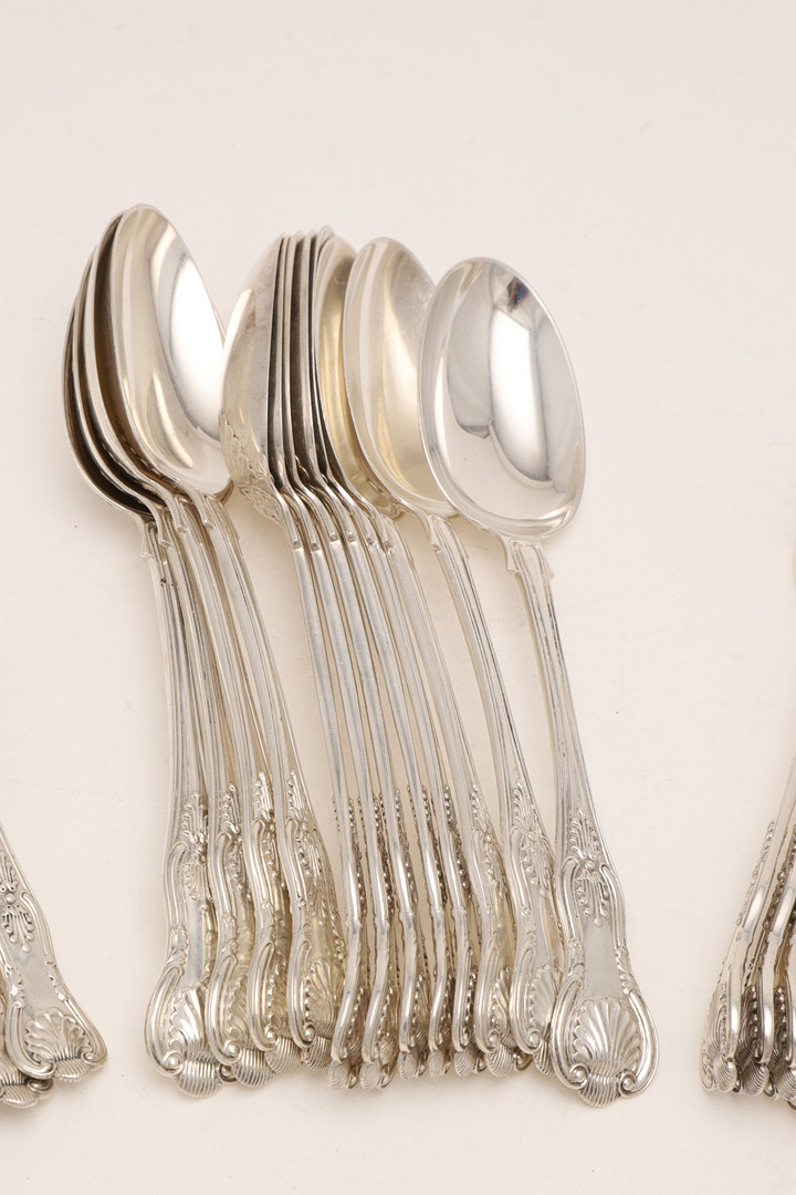 AN EARLY 20TH CENTURY MATCHED PART-CANTEEN OF KING'S PATTERN FLATWARE & CUTLERY:-. - Image 9 of 13