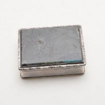 A GEORGE VI RECTANGULAR SNUFF BOX.