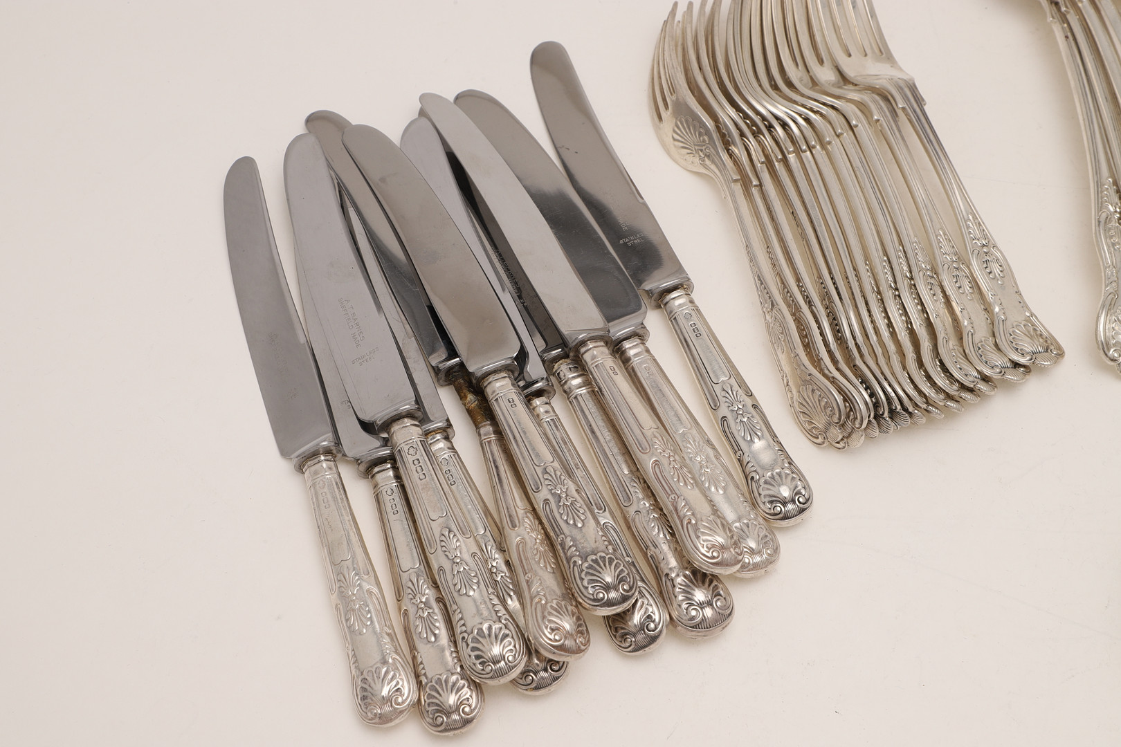 AN EARLY 20TH CENTURY MATCHED PART-CANTEEN OF KING'S PATTERN FLATWARE & CUTLERY:-. - Image 5 of 13