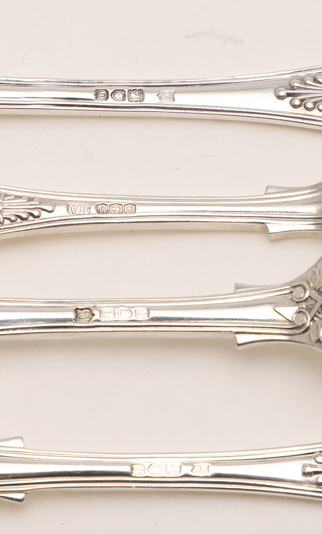 AN EARLY 20TH CENTURY MATCHED PART-CANTEEN OF KING'S PATTERN FLATWARE & CUTLERY:-. - Image 12 of 13